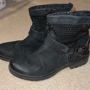 Tamaris ankle boots with buckle and chains